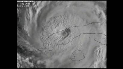 Imagen de satélite del huracán Ian mientras una parte del ojo comenzaba a salir al mar por el norte de Pinar del Río, Cuba, este 27 de septiembre.