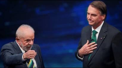 El ex presidente y candidato presidencial de Brasil, Luiz Inacio Lula da Silva, y el presidente y candidato a la reelección de Brasil, Jair Bolsonaro, en debate presidencial antes de la segunda vuelta electoral.