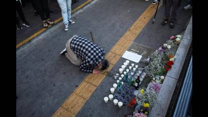 Tras la estampida mortal en Seúl, un hombre presenta sus respetos a las víctimas cerca del lugar de la tragedia el 30 de octubre de 2022