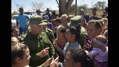 Presidente cubano recorre zonas de Pinar del Río en recuperación tras el huracán Ian.