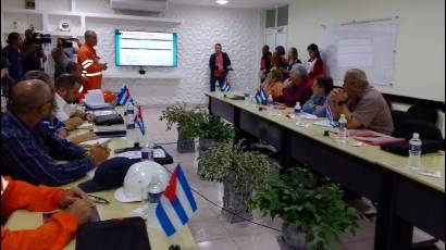 Presidente cubano en base de supertanqueros en Matanzas