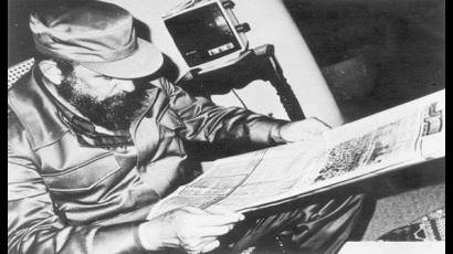 Fidel leyendo una edición de Juventud Rebelde