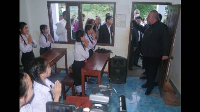 Al visitar la escuela Amistad Laos-Cuba, el Primer Ministro dijo estar impresionado por tanto cariño.