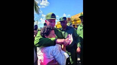 El Presidente cubano durante su visita a La Coloma, comunidad impactada por el huracán Ian.