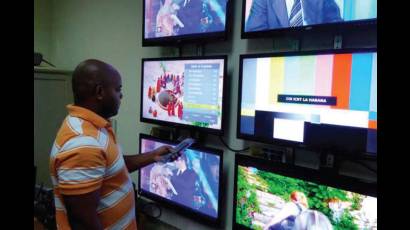 Actualmente la transmisión televisiva está limitada a 12 horas de servicio por día en Pinar del Río.