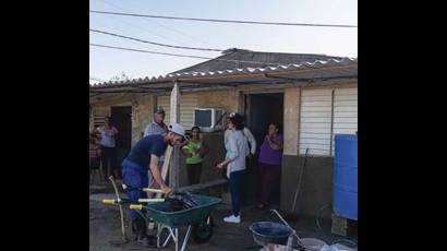 Diversas brigadas apoyan la reparación del fondo habitacional, el área de más impacto tras el huracán.