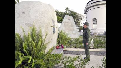 El General de Ejército Raúl Castro Ruz dedicó un ramo de flores a su hermano en la vida y la lucha