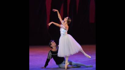 María Kochetkova y Joaquín de Luz durante su interpretación de la versión cubana de Giselle en la sala Avellaneda del Teatro Nacional de Cuba.