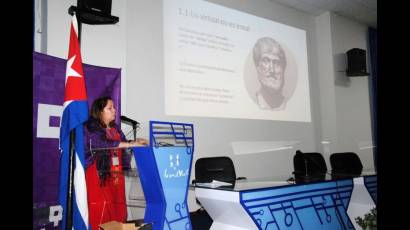Rosa Miriam Elizalde imparte la conferencia «La ineludible realidad de lo virtual».