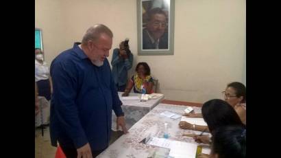 Manuel Marrero ejerce su derecho al voto en un colegio electoral de Playa