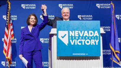 El gobernador de Nevada, Steve Sisolak, y la senadora Catherine Cortez Masto saludan a sus partidarios en la fiesta de la noche electoral en Nevada el pasado mes de octubre.