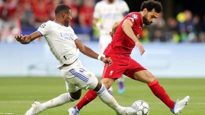 Alaba y Salah volverán a sostener una dura porfía cuando Merengues y Reds se crucen en febrero próximo.