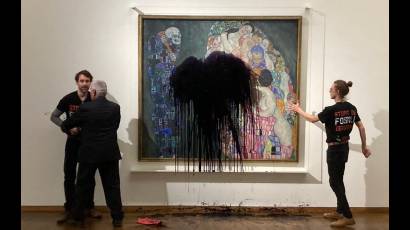 Activistas vierten pintura sobre la obra de Klimt