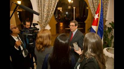 El canciller cubano Bruno Rodríguez Parrilla ofrece declaraciones a la prensa en Argel.