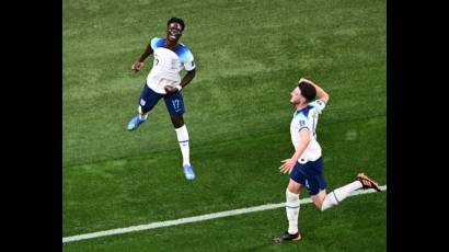 Bukayo Saka celebra junto a Rice