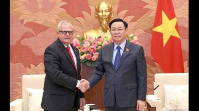 Vuong Dinh Hue, presidente de la Asamblea Nacional de Vietnam, y Homero Acosta Álvarez, secretario de la Asamblea Nacional del Poder Popular de Cuba