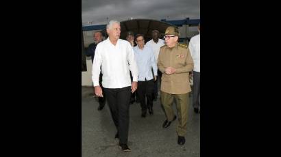 El General de Ejército Raúl Castro Ruz despidió al jefe de Estado cubano en el inicio de su gira internacional
