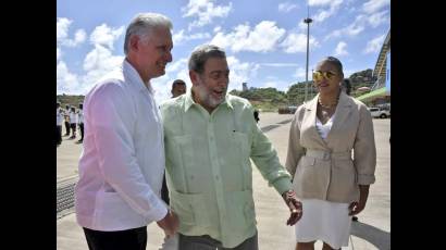 El mandatario cubano fue recibido a su llegada al aeropuerto internacional Argyle por el primer ministro Ralph Gonsalves.