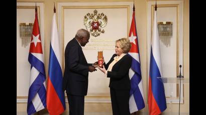 Valentina Matvienko y Esteban Lazo Hernández