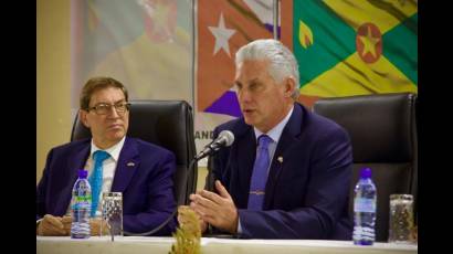 Tiene lugar en el Salón de Conferencias del Trade Center en Granada, el encuentro del Presidente de la República de Cuba,  Díaz Canel , con la Misión Estatal cubana  y miembros de las organizaciones de solidaridad en la hermana nación caribeña.