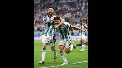 Lionel Messi y Julián Álvarez