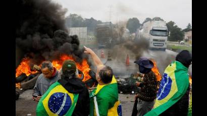 Camioneros seguidores del presidente brasileño saliente Jair Bolsonaro, bloquean en noviembre una autopista