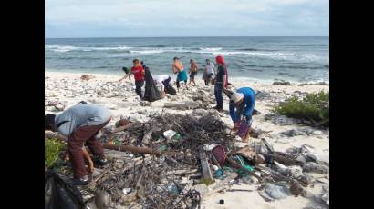 Todos los meses llegan a cada sector de cien metros del litoral sur de Guanahacabibes entre 40 y 45 kilogramos de desechos.