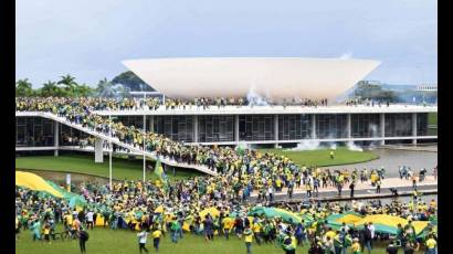 Bolsonaristas radicales tras irrumpir en el Congreso de Brasil