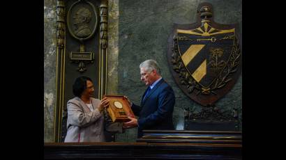 De manos de la rectora Miriam Nicado, Díaz-Canel recibió la placa Aniversario 295 de la Universidad de La Habana