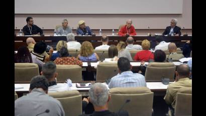 Intelectuales y profesionales reunidos en la Conferencia por el equilibrio del mundo