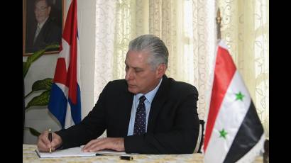 Presidente cubano firma libro de condolencias en embajada de Siria.