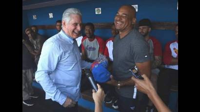 Díaz-Canel visita al Equipo Cuba de béisbol
