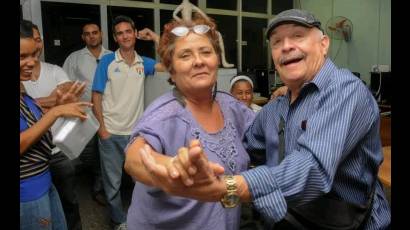 Amado junto a Chabela Garrido, por muchos años editora jefa de Opciones, en una actividad en Juventud Rebelde