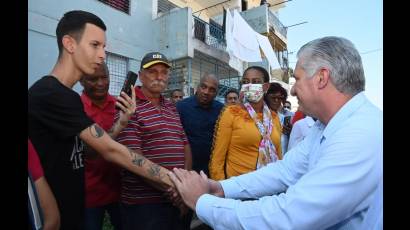 El Presidente cubano intercambio con habitantes del barrio habanero El Moro-Portocarrero