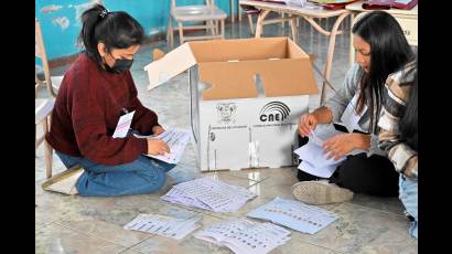 Dos miembros de una mesa electoral en Quito  cuentan los votos