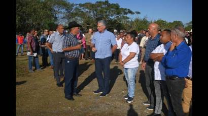 Encuentro del Presidente Díaz-Canel con trabajadores de la Biofábrica de la Empresa de Semillas de la Agricultura.