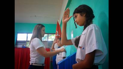 La primera secretaria de UJC al ejercer su derecho al voto en el colegio 2 de la circunscripción 81 del municipio habanero Cerro