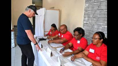 Presidente cubano ejerce el voto