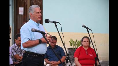 Vecinos del consejo popular Camacho-Libertad intercambian con los ocho candidatos a diputados a la X Legislatura a la Asamblea Nacional por Santa Clara, entre ellos, el Primer Secretario del Comité Central del Partido y Presidente de la República, Miguel Díaz-Canel Bermúdez