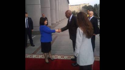 Salvador Valdés Mesa es recibido por la presidenta del legislativo azerbaiyano, Sahiba Gafarova