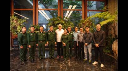 El presidente cubano Miguel Díaz-Canel recibió hoy a una delegación del Ejército Popular de Vietnam.