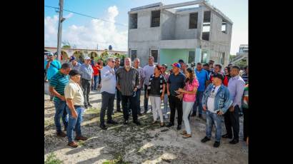 Manuel Marrero Cruz en recorrido como diputado por Gibara
