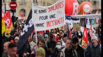 Manifestantes en esta duodécima jornada sostienen una pancarta en la que se lee «Buenos salarios para una buena pensión»