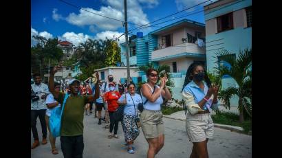 En El Fanguito, integrantes de la  Brigada Internacional Primero de Mayo compartieron con los vecinos del barrio, en plena transformación.