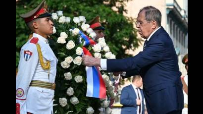 La jornada de trabajo de Lavrov comenzó con el homenaje a José Martí, ante cuyo monumento en el parque 13 de Marzo depositó una ofrenda floral
