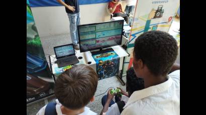 Niños, jóvenes y adultos disfrutaron de una mega jornada dedicada al videojuego hecho en Cuba.