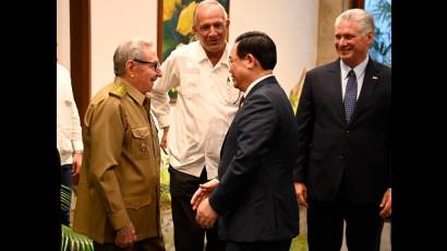 Vuong Dinh Hue realiza una visita oficial a nuestro país desde el pasado 18 de abril,