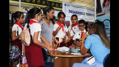 Cada jornada de EXPOHOLGUÍN 2023 ha contado con muchos visitantes interesados en observar ofertas y logros de los renglones económicos.