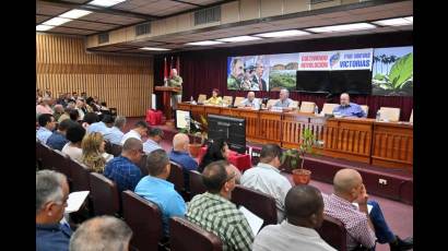 Presidente cubano se reúne con autoridades de Pinar del Río