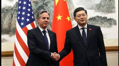 El secretario de Estado Antony Blinken, izquierda y el ministro chino del Exterior, Qin Gang, durante su encuentro en Pekín el domingo 18 de junio de 2023